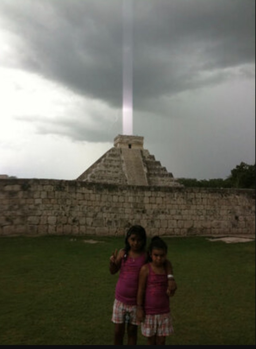 QDrop2450's tweet image. Photos of El Castillo Pyramid in the ancient Mayan City of Chichen Itza taken in 2009 by Hector Siliezar. Siliezar was stunned to see a beam of light shooting up into the sky from the top of the pyramid. 😳