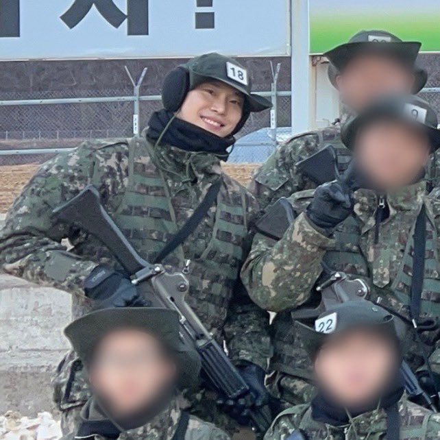 doiemp3's tweet image. actually this is getting more ridiculous the more i look at it. who gave him a gun