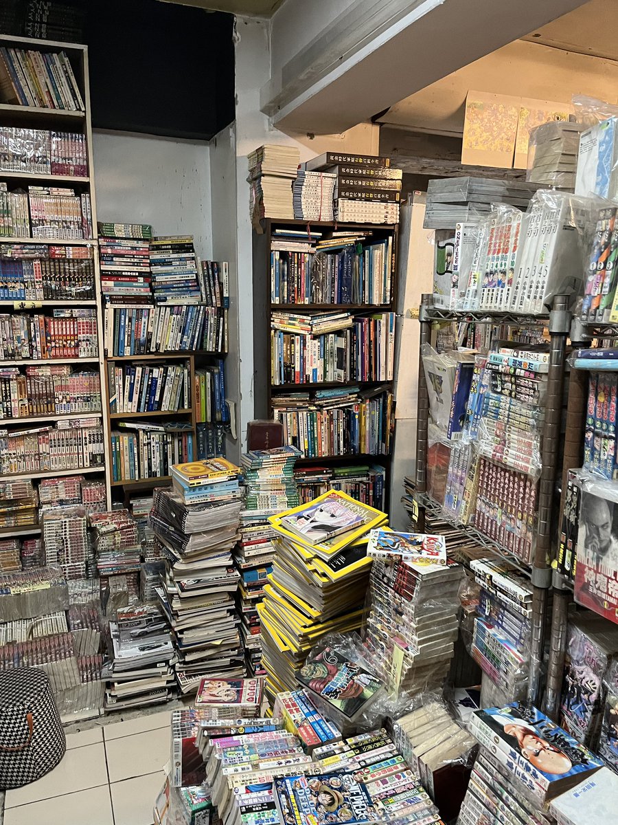 連れていってもらった、地下のすごすぎる本屋
奥まで進んでも進んでもまだ本棚が続いてて店がどこまでも終わらなかった