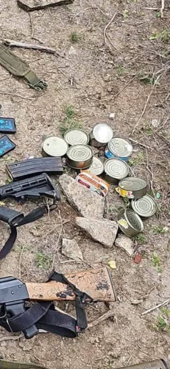 foro_militar's tweet photo. 🚨🚨🚨Esto es lo que comen los pollitos de colores

Además duermen en ratoneras como eso, dicen que tienen mucho lujo y no veo que coman caviar o duerman en departamentos de lujo

Ahí está la realidad mejor échenle ganas a la escuela

Campamento asegurado por el Ejército mexicano https://t.co/j9PxQiVZRN