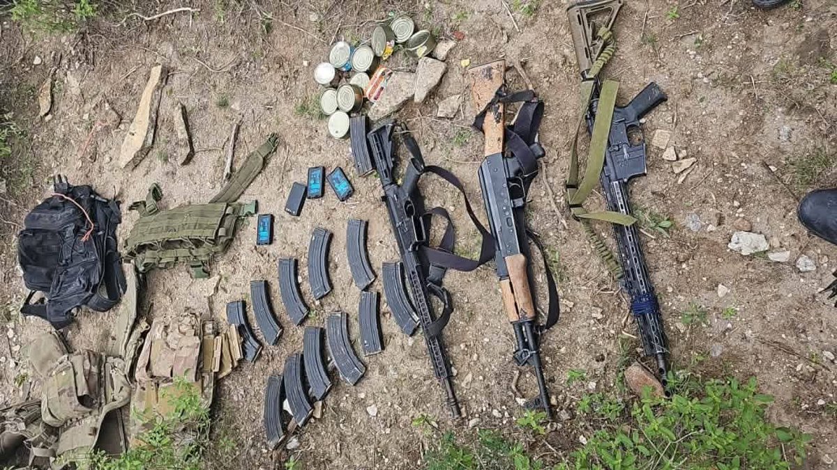 foro_militar's tweet photo. 🚨🚨🚨Esto es lo que comen los pollitos de colores

Además duermen en ratoneras como eso, dicen que tienen mucho lujo y no veo que coman caviar o duerman en departamentos de lujo

Ahí está la realidad mejor échenle ganas a la escuela

Campamento asegurado por el Ejército mexicano https://t.co/j9PxQiVZRN