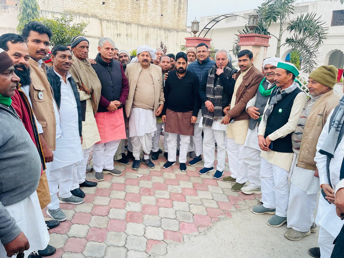 warisrao_a's tweet image. #shamli #शामली 
आज मेरे पैतृक गाँव क़ैडी स्थित आवास पर पहुँचे भारतीय किसान यूनियन के राष्ट्रीय अध्यक्ष एवं किसान नेता आदरणीय श्री नरेश टिकैत जी का स्वागत सत्कार किया। इस अवसर पर किसानों व सामाजिक मुद्दों पर गहन चर्चा की गई। @RLDparty @OfficialBKU