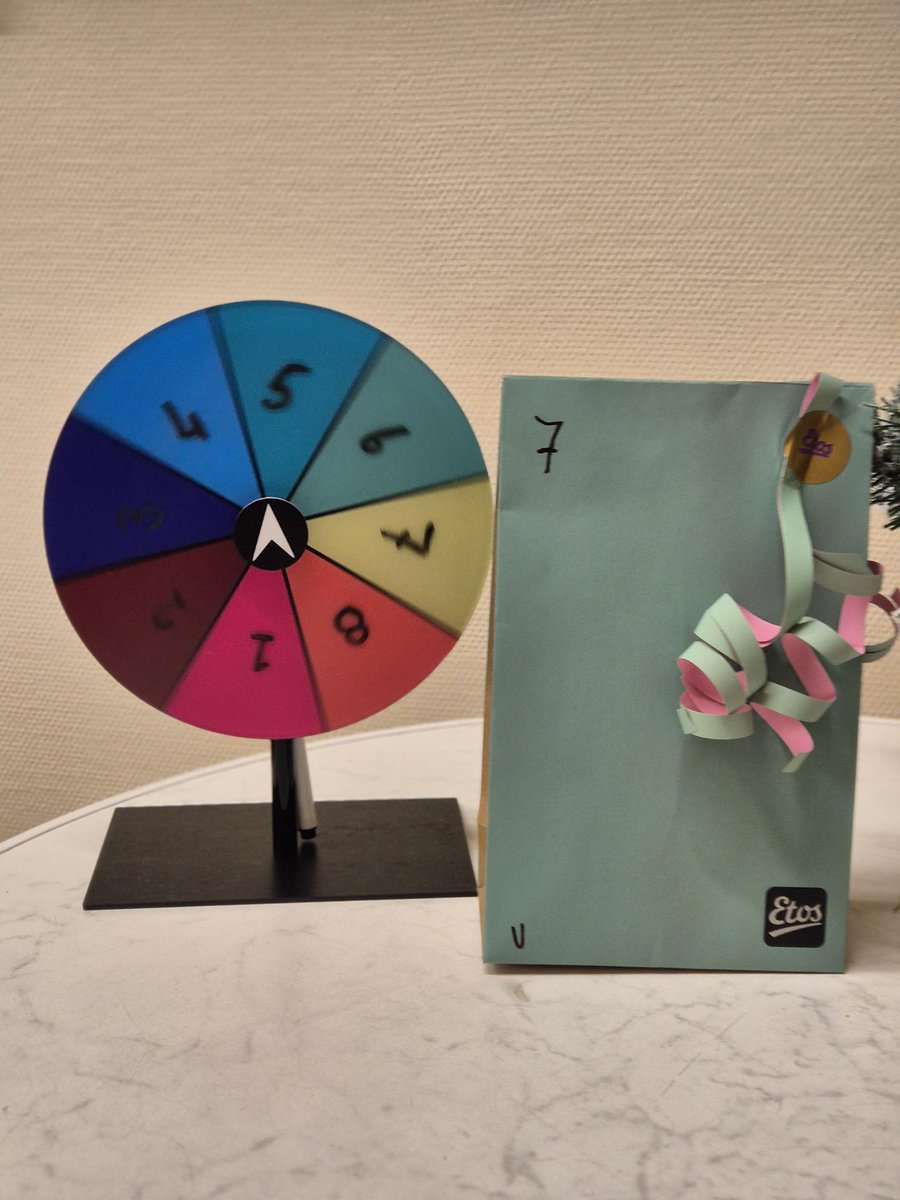 Onze jarigen zetten we graag in het zonnetje. Zo heeft Team 1 een echt verjaardagsrad. De jarige draait hieraan en krijgt het cadeautasje 🎁 met het desbetreffende nummer. Lekker doordraaien op je verjaardag! Als kers op de taart krijgt de jarige ook het eerste uur vrij. 🎈