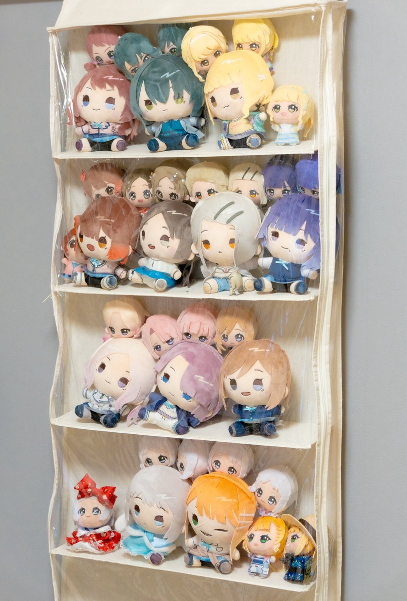 これはちょっと半年くらい前の写真だけどまとめて吊るせるラック使って収納してるナ！