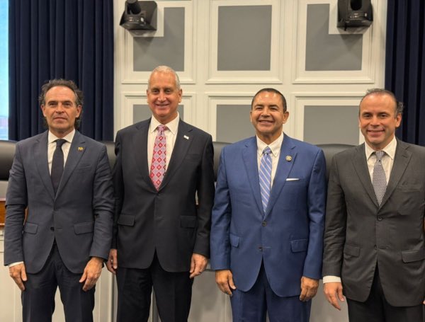 Las revelaciones de nuestro Presidente <a href="/petrogustavo/">Gustavo Petro</a> al periódico <a href="/elpais_espana/">EL PAÍS España</a> son gravísimas y de enorme complejidad.

La agresión y la intención de intervención por parte de <a href="/realDonaldTrump/">Donald J. Trump</a> sí existieron y fueron dirigidas contra Colombia, alentadas por sectores apátridas