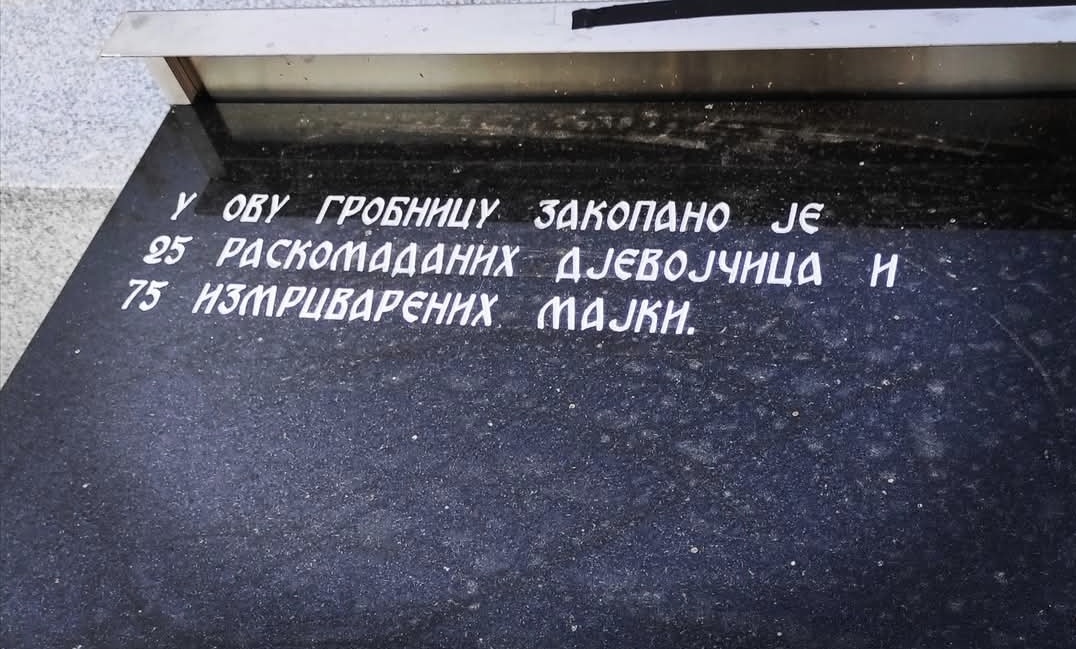 Усташки злочинци су јануара 1942. у цркви зверски свирепо, ножевима, маљевима и тупим предметима убили око 207 лица, већином деце, жена и стараца. Црква је потом запаљена, као и читаво село Драксенић (Козарска Дубица) 

9. јануар 1992. је спречио 1941.

Толико. 

И не дај да нам