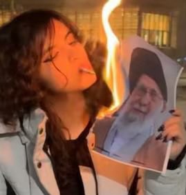 OliLondonTV's tweet image. J.K. Rowling sends another message to the Iranian people:

“I only hope the Iranian protesters know that millions of hearts are with them and how much we admire their courage.”