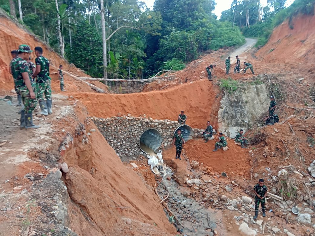 kodam1bb_'s tweet image. Kasad Tinjau Pembangunan Jembatan Armco di Hutanabolon, Tapanuli Tengah

Sumber: Pendam I/BB

#Kasad
#TNIAD
#KodamIBukitBarisan
#PendamIBB
#TNIUntukRakyat
