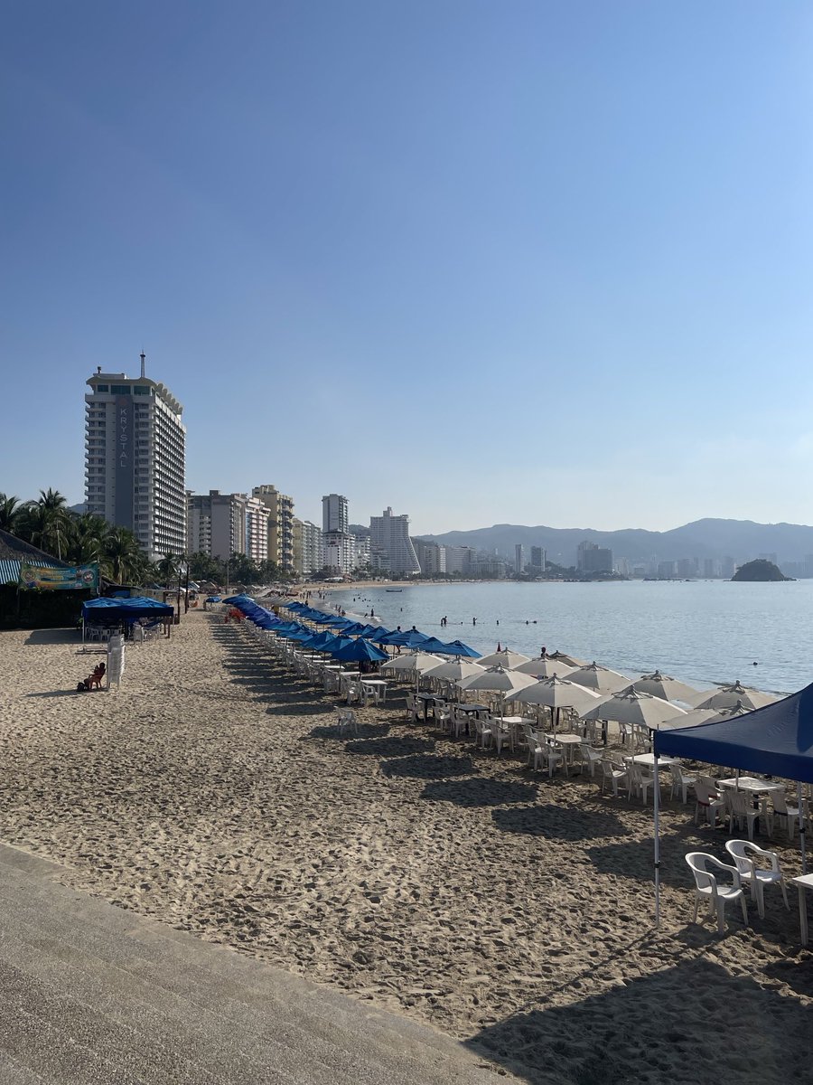Así amanecen las playas en #Acapulco 🫶☀️🙌