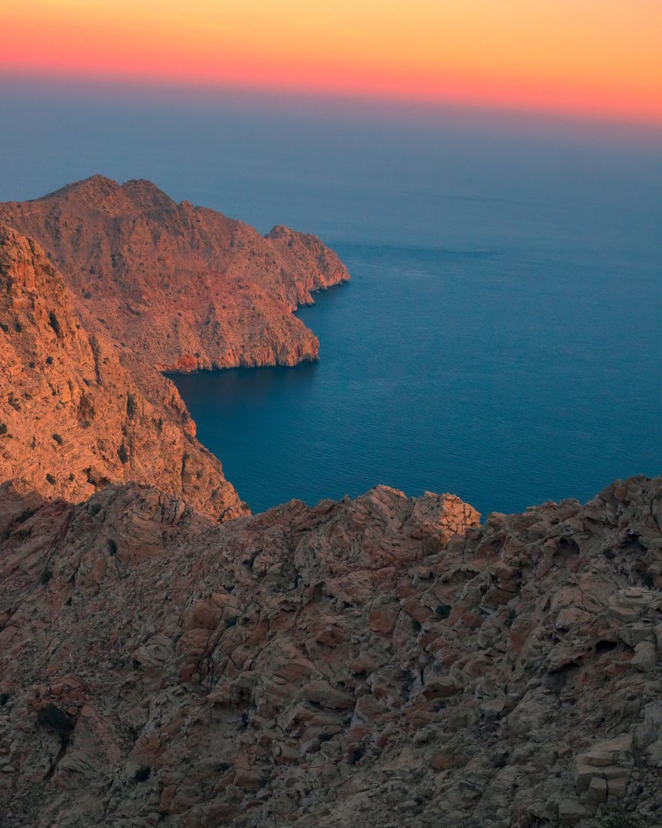 ExperienceOman's tweet image. As the sunset  behind the mountains of #Lima in #Musandam , a calm and beautiful scene appears, bringing a sense of comfort ✨
A view that repeats every evening and is worth admiring 🌄

Insta: 📸 a.shi7i

#ExperienceOurwinter 
#Oman
#OmanByYou
#ExperienceOman
#BeautyHasAnAddress