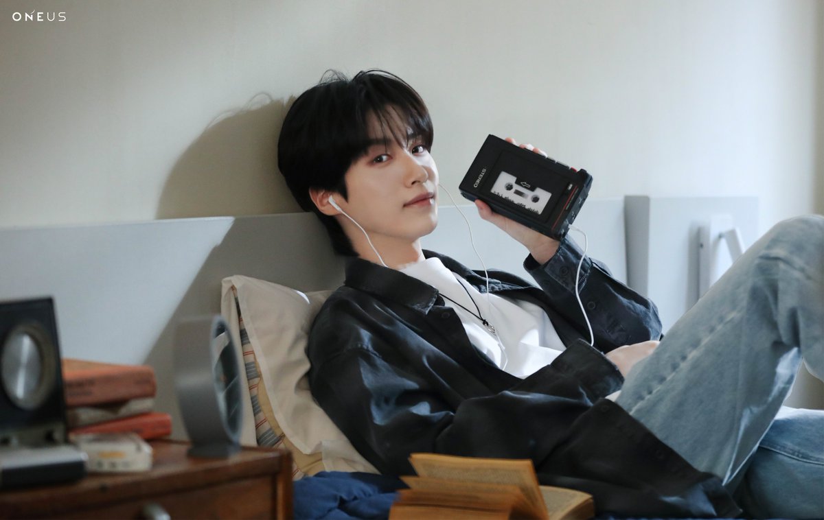 official_ONEUS's tweet image. [#ONEUS_MAGAZINE] 

EP.97 시온 '누구나 말하는 사랑은 아니야 
(Camellia)' MV BEHIND

✔️ ONEUS 공식 홈페이지 
🔗 oneus.com/contents/69610…

#원어스 #ONEUS #시온 #XION
#대장꼬구마_시온아_생일축하해
#XION_Our_PuppyDay