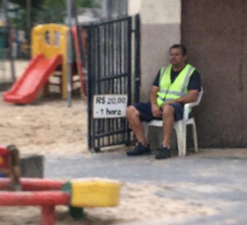 Como_Tanka's tweet image. Se não bastasse os flanelinhas cobrando 100$ pra você estacionar o seu carro na RUA, agora temos de aceitar nego cobrando aluguel de brinquedos para seu filho poder brincar em PRAÇA PÚBLICA 

Cara, não tem como esse país dar certo