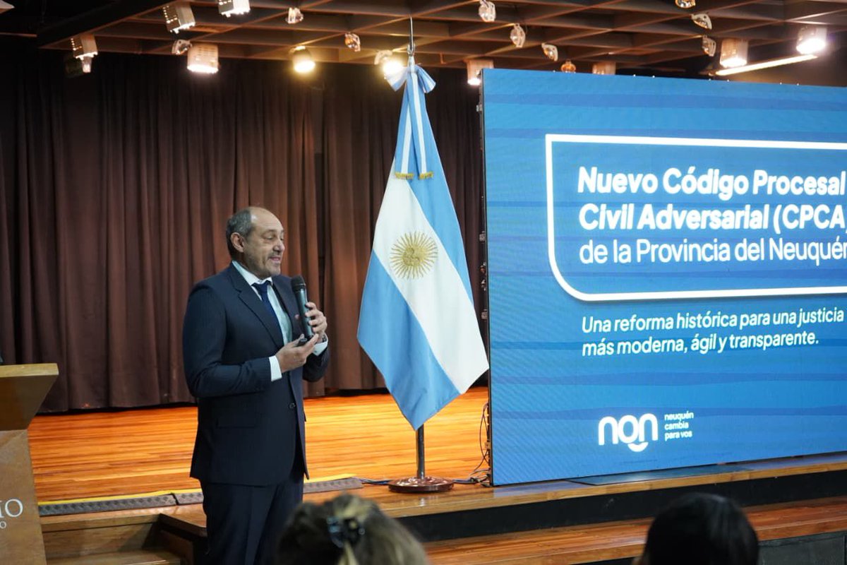 AustralDerecho's tweet image. 🎖️ 𝗗𝗲𝘀𝘁𝗮𝗰𝗮𝗱𝗼 𝗱𝗲𝗹 𝟮𝟬𝟮𝟱 - Felicitamos al Dr. @GustavoCalvinho  por  su labor llevada adelante como responsable técnico y redactor del nuevo Código Procesal Civil Adversarial de la Provincia de Neuquén