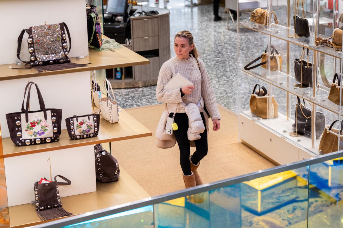 nypost's tweet image. Saks plans to file for bankruptcy as soon as Sunday as it crumbles under mounting debt: report trib.al/viX4TVX