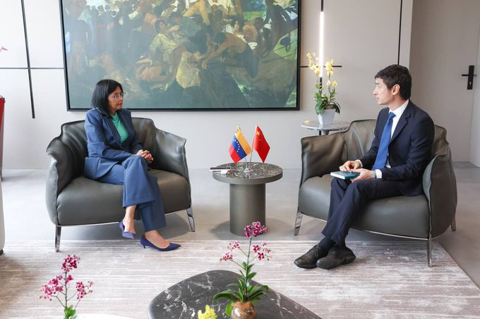 telesultv's tweet photo. 🇻🇪🇨🇳 | Em Caracas, a presidente da Venezuela, Delcy Rodríguez, reuniu-se com Lan Hu, o embaixador da China. https://t.co/8EhlVUkrnl