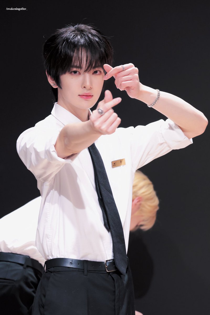 っ⩊＜ tweet media