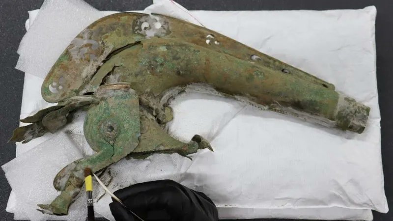 ticiaverveer's tweet image. Archaeologists discovered a remarkable collection of Iron Age objects from around 2,000 year ago in West Norfolk. Among it a near-complete Iron Age battle trumpet (carnyx)! and parts of another and a boar's head flag standard 
📷Norfolk Museums Service
bbc.com/news/articles/…