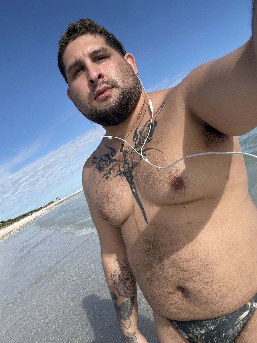 bimberlina's tweet image. Non binary bear trade at the beach