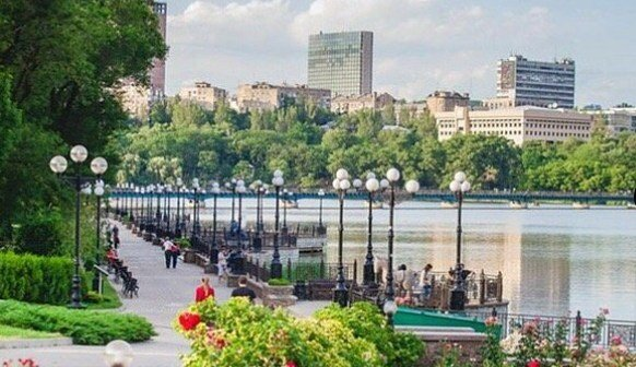 Із спогадів.
Я вчилась на двох факультетах Донецького нац. універу і лише через багато років потому завдяки Самвидаву дізналась, що Василь Стус теж закінчив цей універ.

і чебрецевий степ
дихнув із філіжанки
донецькі теплі ранки
і світовий вертеп...
Василь Стус