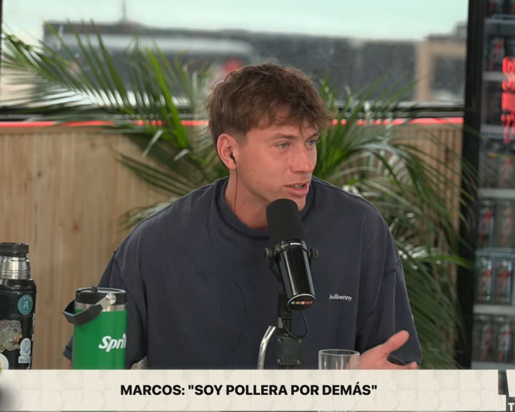 La primera vez que la conoció dijo “ya la había perdonado antes de que me pida perdón” y efectivamente aquí ya se había arrodillado antes de que le pidiera que se arrodillase.