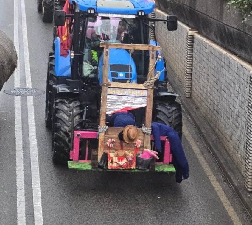 🚜 Hoy lo que queda del campo cántabro se ha movilizado contra el tratado de libre comercio con Mercosur y los recortes de la PAC, que apoyan PSOE y PP.

🌱 Necesitamos calidad y soberanía alimentaria para tener futuro como comunidad.