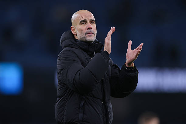 Con la llegada de Antoine Semenyo al Manchester City, Pep Guardiola se convierte en el primer entrenador de la historia en gastar 2.000 MILLONES de Euros en fichajes en toda su carrera como director tecnico. [433]