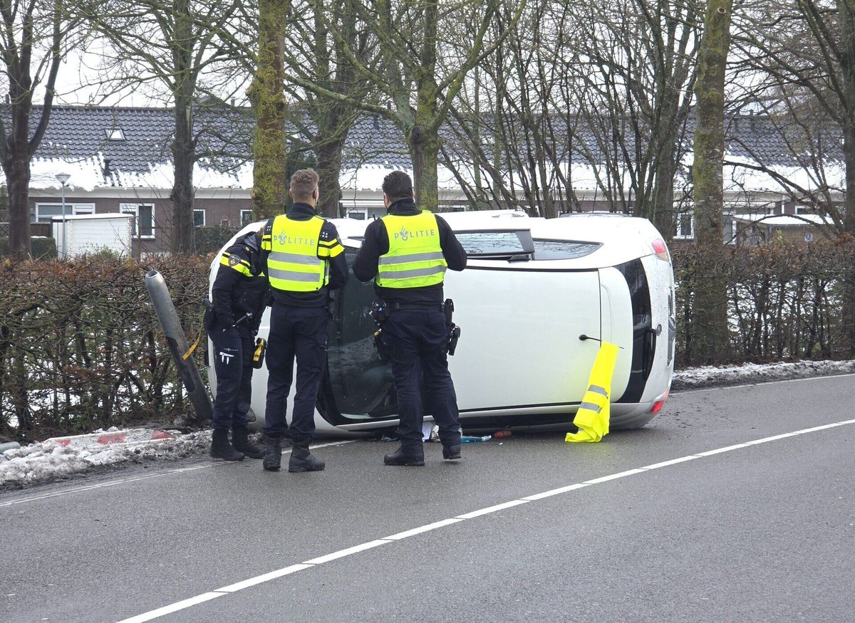 112 melding Auto op zijkant tot stilstand gekomen bij éénzijdig verkeersongeval