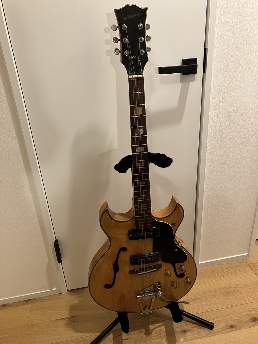 sunold_things's tweet image. NEW‼️
Honey SE-27VD
とてもレアなナチュナルフィニッシュです❗️
モラレスが父親のものになったので自分用に新たなフルアコの修理開始です😅
今回はボディがパカパカしてはいませんが塗装剥がれがひどい状態です…
Honeyのロゴ誰か持ってませんか〜🤣

#honey #ビザールギター #フルアコ #エレキギター