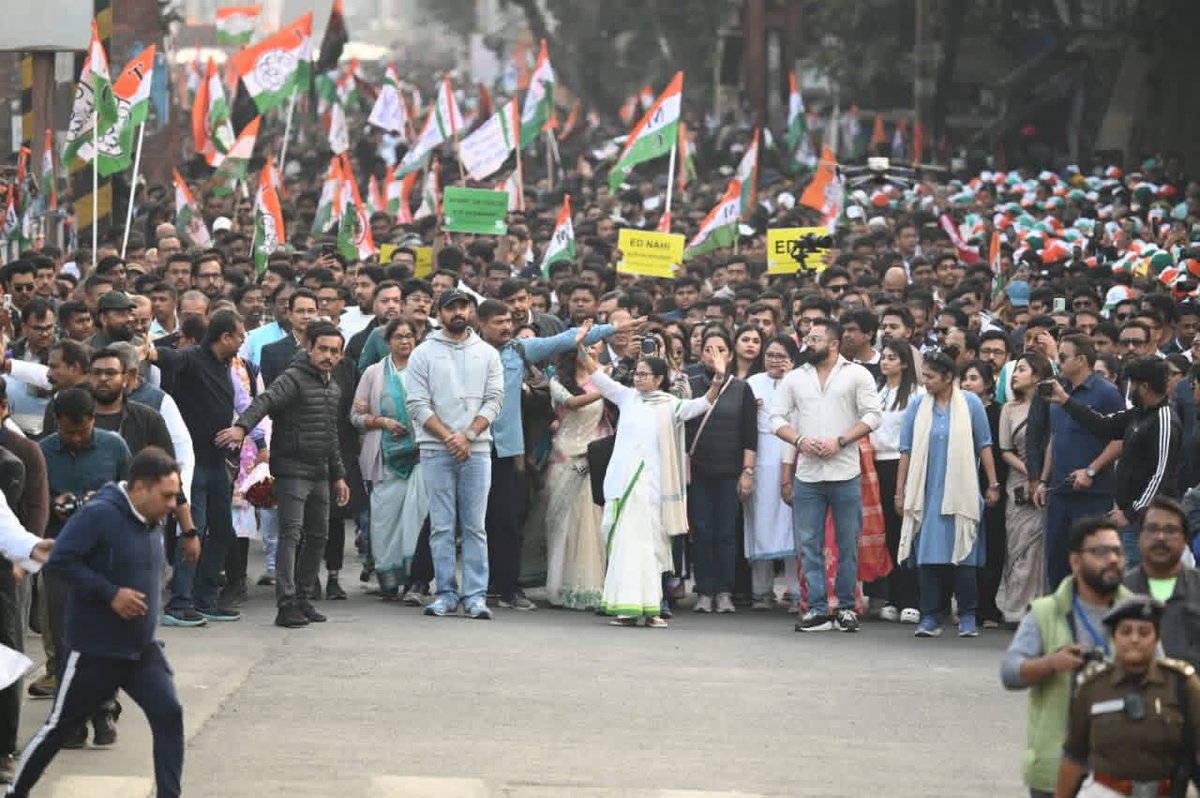 DebuTuduTMC's tweet image. On January 9, 2026
The ocean of people in today’s mega protest rally proved #Mamata #Banerjee's popularity remains intact ahead of the elections.
'যতই করো হামলা, আবার জিতবে বাংলা।✊
জয় বাংলা!👍