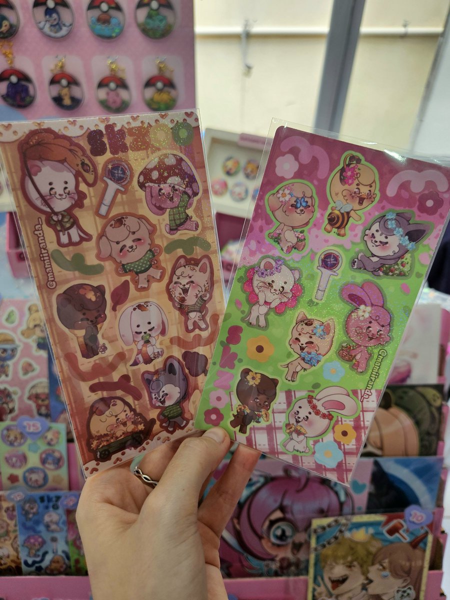 Mesinha pronta no Chest of Wonders! Entrada gratuita, só subir no segundo andar do café 

Trouxe as cartelas de outono e primavera do Stray Kids, ficaram muito fofinhas🌸