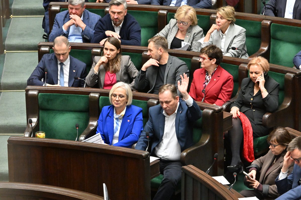 KancelariaSejmu's tweet image. Posłowie przegłosowali nowelizację ustawy o mniejszościach narodowych i etnicznych, która wprowadza kilka istotnych zmian w regulacjach dotyczących języków regionalnych w Polsce. Przede wszystkim uznaje język śląski za język regionalny, obok dotychczasowego języka kaszubskiego.…