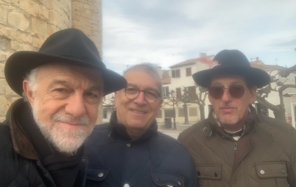 JMCambaceres's tweet photo. #SaintesMariesdelaMer. RV pour mon livre sur #Camargue: #LucChauvet petit-fils de #RogerFages éleveur de chevaux, #DonEmmanuel curé de la paroisse, #FrancoisMarieGounin organiste. Recherche photos, souvenirs #PèreGibert, informations, visite #Chapellehaute de l’église-forteresse. https://t.co/3MdhnKlptm