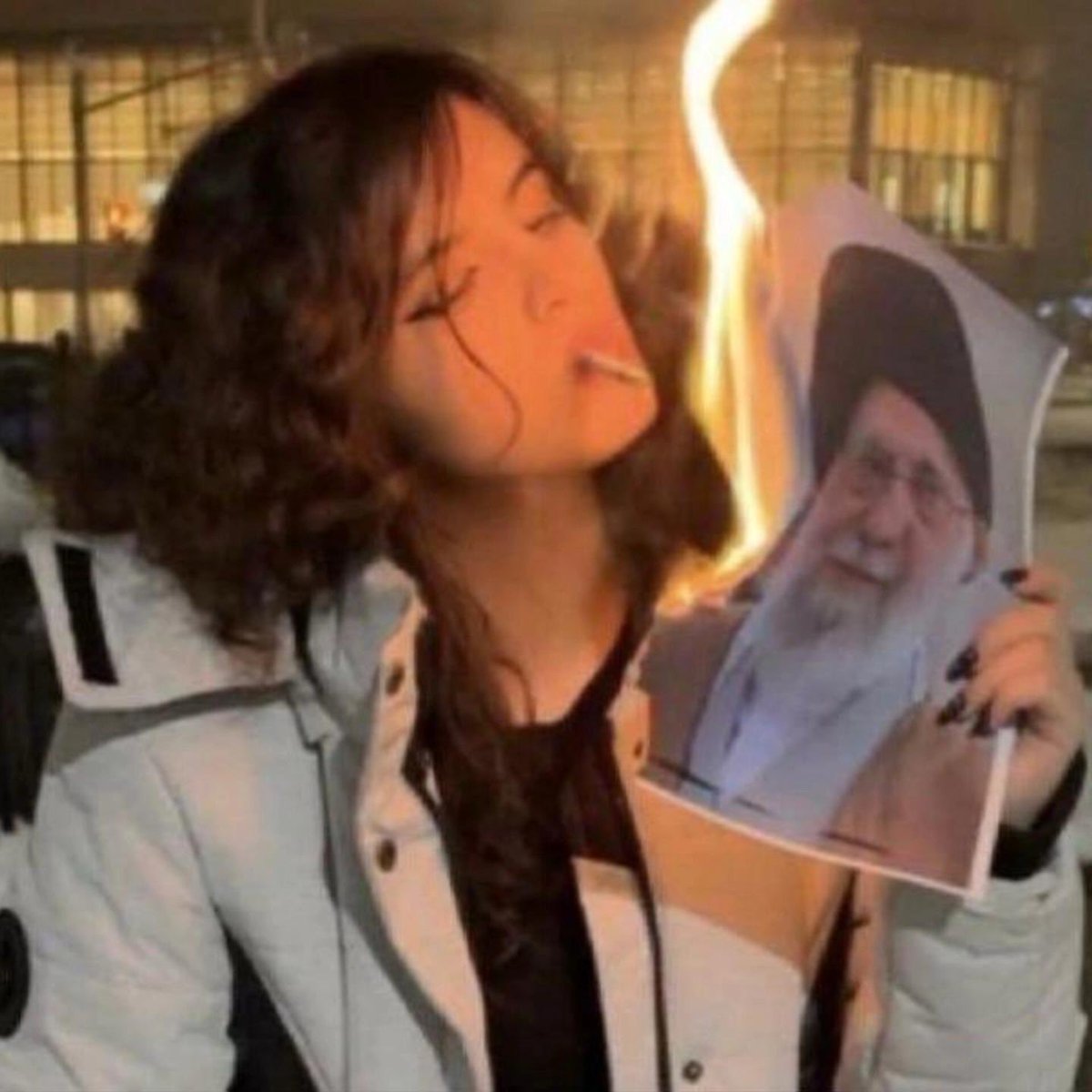 CarolineFourest's tweet image. Courage aux Iraniennes, courage aux Iraniens, 
vous êtes inouïs.
Que tous les médias se réveillent, c’est un soulèvement qui peut  changer notre monde et notre génération. 
Et il a besoin de nos regards. 
@femmeazadi 
#AllEyesOnIran