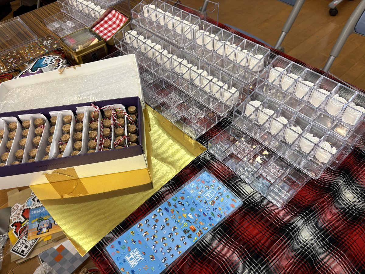 【冬ドついに明日☀️】
物販の準備や企画の用意が進んでおります！明日から二日間精一杯頑張ります！
皆さんとお会いできるのを楽しみにしております〜🧣🐕