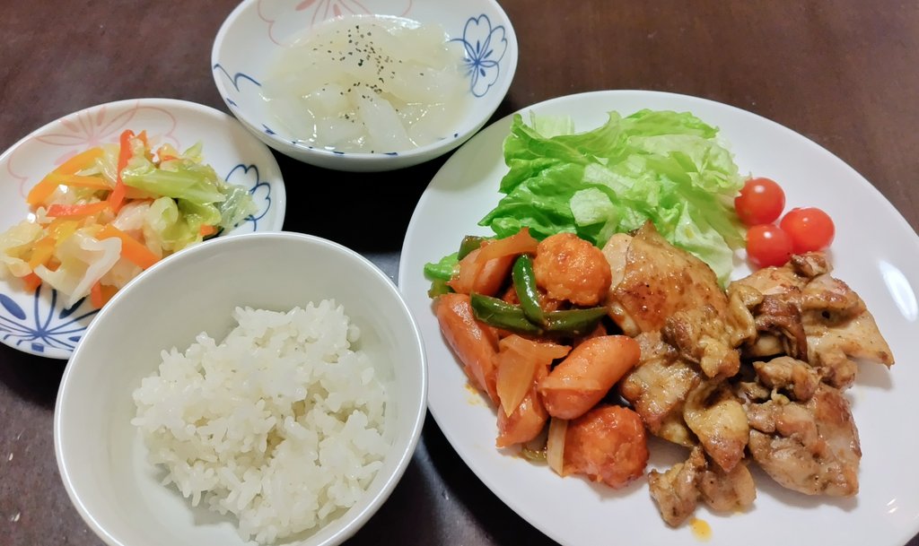 今日の晩ごはん🍴

ごはん
鶏肉のスパイシー焼き
おじゃがまるとウィンナーのケチャップ炒め
大根のシャンタン煮
キャベツの甘酢和え

家にある野菜の消費に頭を悩ませつつおかず作り
チキンはお肉屋さんの味つけ肉を焼いたもの🍗
ストレスなのか⁉️食欲に波🌊がある娘がよく食べてくれてうれしい😌