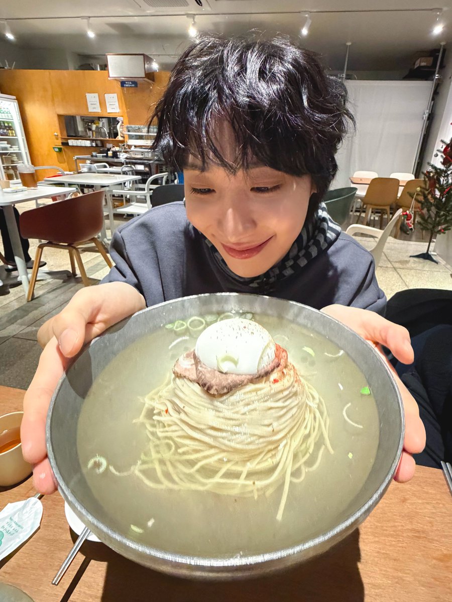 official_ONEWE's tweet image. [#동명]

나랑 평냉 먹으러 갈랩,,,? 🤭

#원위 #ONEWE #DONGMYEONG
#함께_달려가서_내일을_볼_동명아_생일축하해
#Born_To_Shine_Dongmyeong