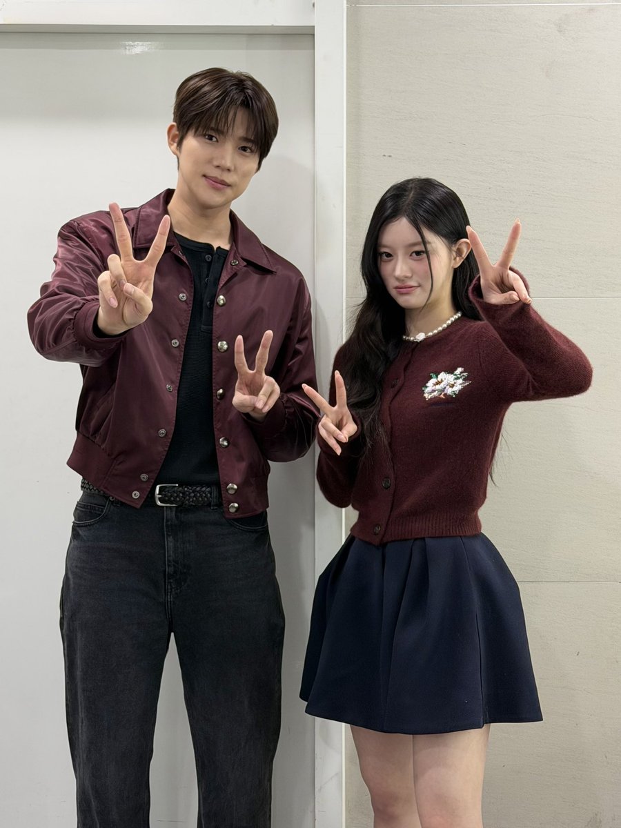 2026년 첫 뮤직뱅크 오픈 🏦
붉은 말의 해에 맞게 붉은색으로 맞춰 입고 온 상민주 등장 🐴

(은애하는 2열 포즈 💕)