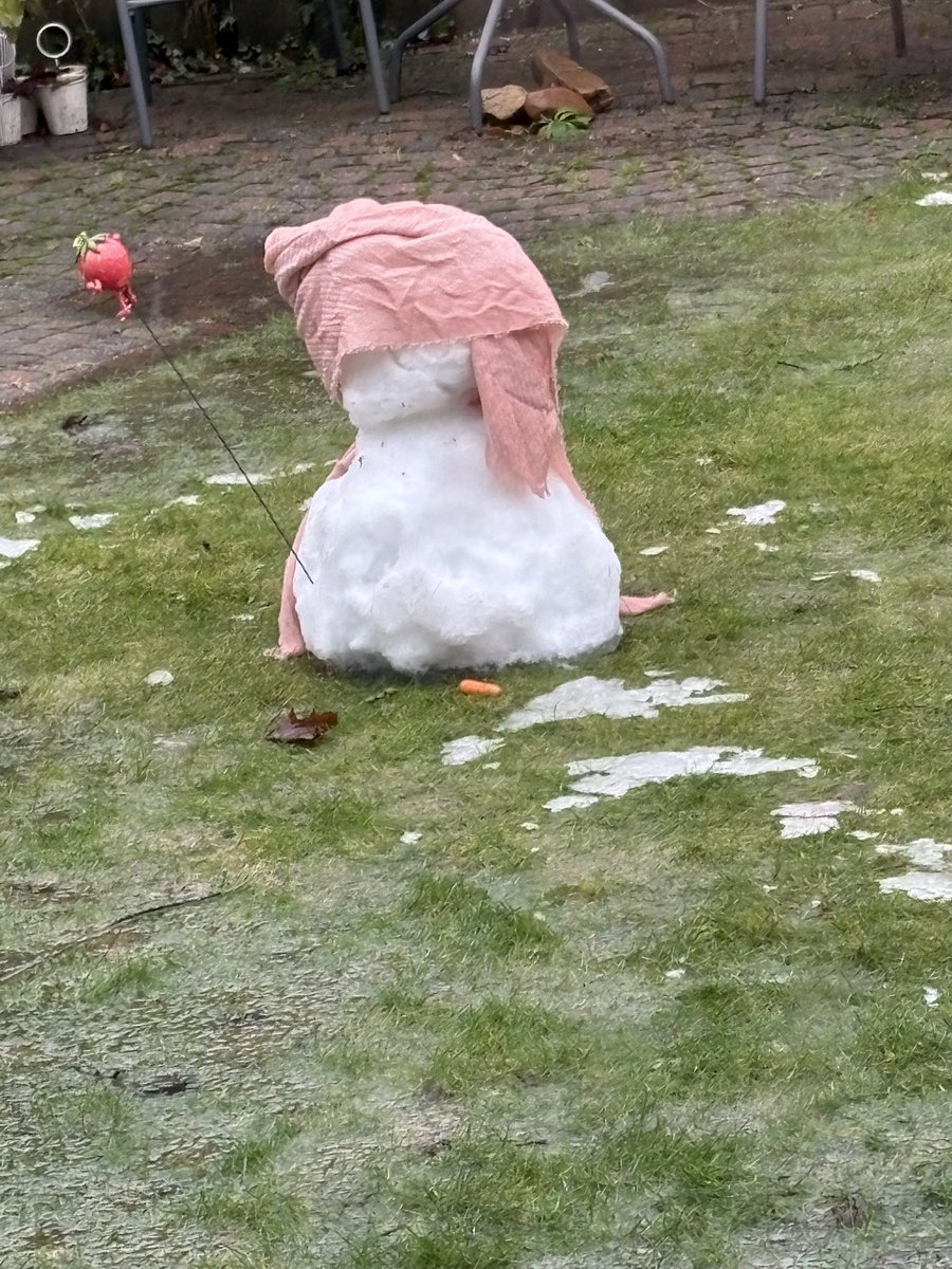 De #sneeuw en de vrieskou zijn voorbij, maar één #sneeuwpop blijft moedig weerstand bieden tegen de hogere temperaturen 😂😂😂