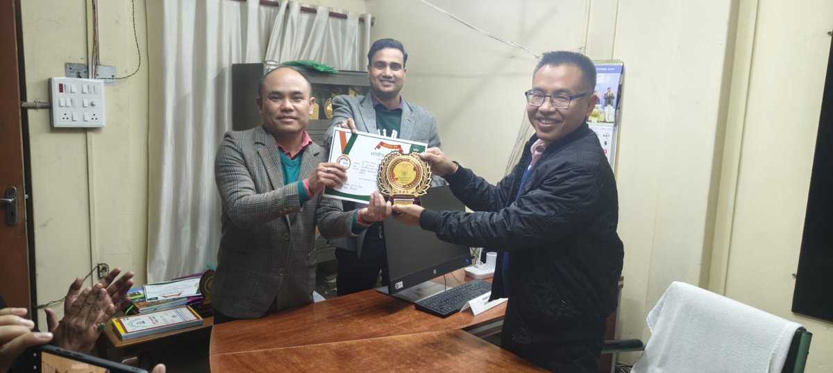 भारतीय खाद्य निगम, मंडल कार्यालय,इंफाल द्वारा प्रकाशित राजभाषा गृह पत्रिका “कंगलैपाक दर्पण” के दूसरे अंक का माननीय अदानी महरीली माओ, मंडल प्रबंधक,इंफाल के कर-कमलों द्वारा विमोचन और पत्रिका के उत्कृष्ट लेख के कर्मचारीगण को सम्मनित किया गया ।