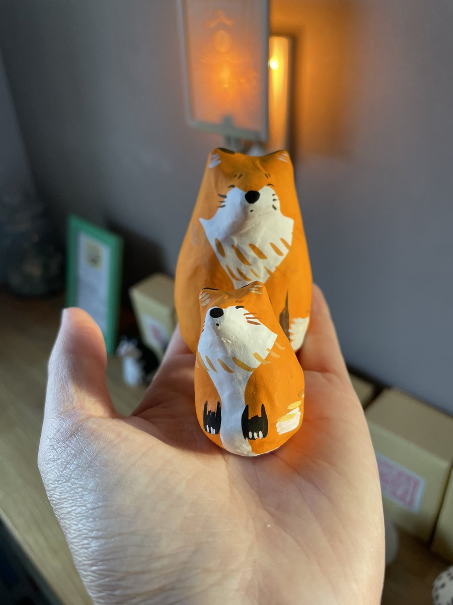 『本の上にねこ。展示会』
2026.1.10-31
いよいよ明日からです！
起き上がり子猫、子犬に加え、本の上でリラックスしている猫たちの張子や縁起の良い張子たちが登場です。

是非実際にご覧ください🐱