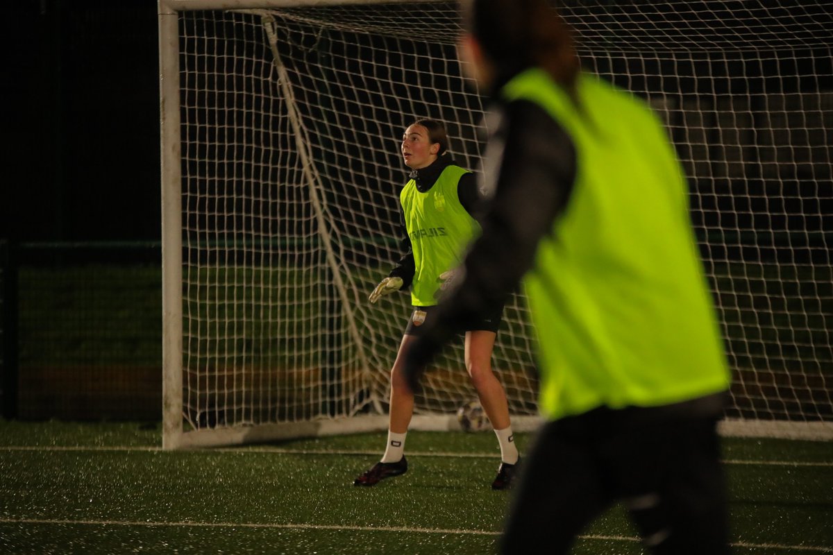 LondonBees's tweet photo. Bees training hard in the rain last night! 📸🌧️

#LondonBees🐝 https://t.co/LI4tqlREGv