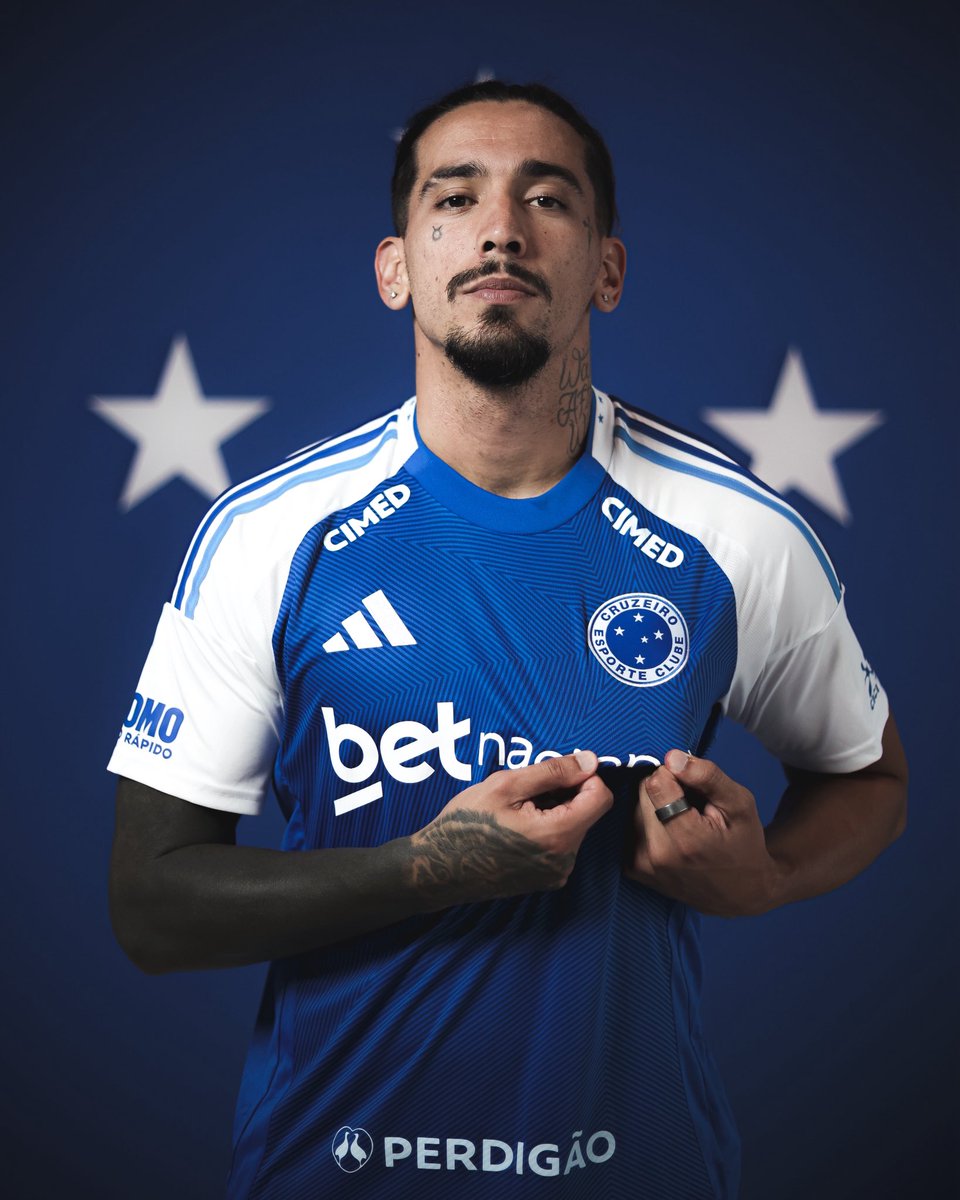 Cruzeiro's tweet image. Chico da Costa tá #FechadoComOCruzeiro 🔵⚪

📸 @gustavomjpeg / Cruzeiro