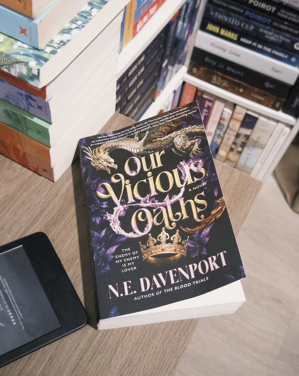 rnitituu's tweet image. Our Vicious Oaths
🖤N.E.Davenport

enemies to lovers แบบที่คิดจะฆ่ากันจิง พระเอกเปนราชาแคว้นหนึ่ง ส่วนนางเอกเปนเจ้าหญิงของอีกแคว้น พระเอกมีความแค้นกับครอบครัวนางเอก เจอหน้ากันทีไรก็แตกเปนแตก แต่ก็ดันมีเหตุให้นางเอกต้องไปหลบภัยในแคว้นพระเอกจ้า forced proximity เริ่ม🤓

#whatRReads