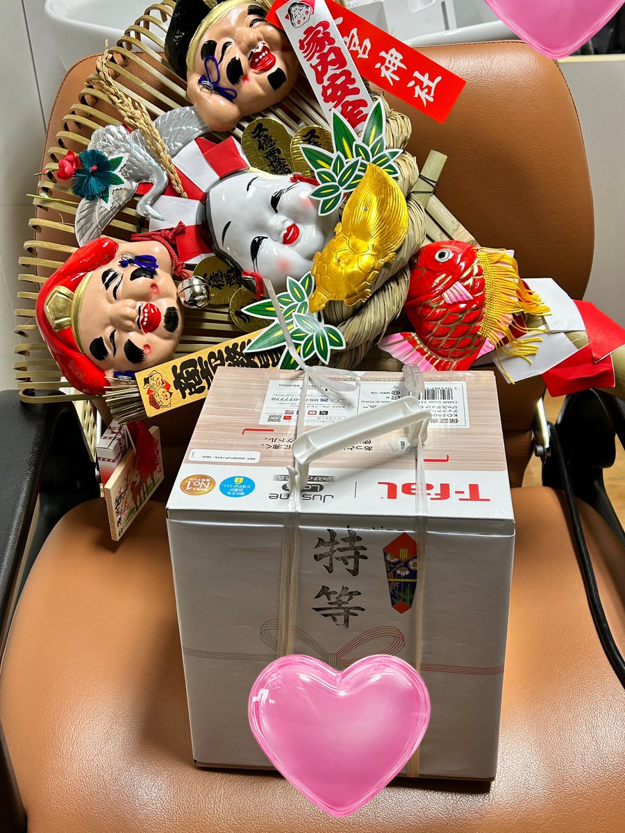 lee_178's tweet photo. 明けましておめでとうございます🎵
本日、風船が飛ぶ日🎈でした。
お祝いLINEも沢山頂き🥹
B’zのエントリーも終わり、仕事終えてから恵比寿さんへ✨
お飾りを買い替えて、福引券を頂きガラガラしたら｢特賞｣👏👏
今年も良い年になりますように🍀*゜
チケット当たりますように🎯
今年も宜しくです🙇‍♀️ https://t.co/MPvGFaIONC