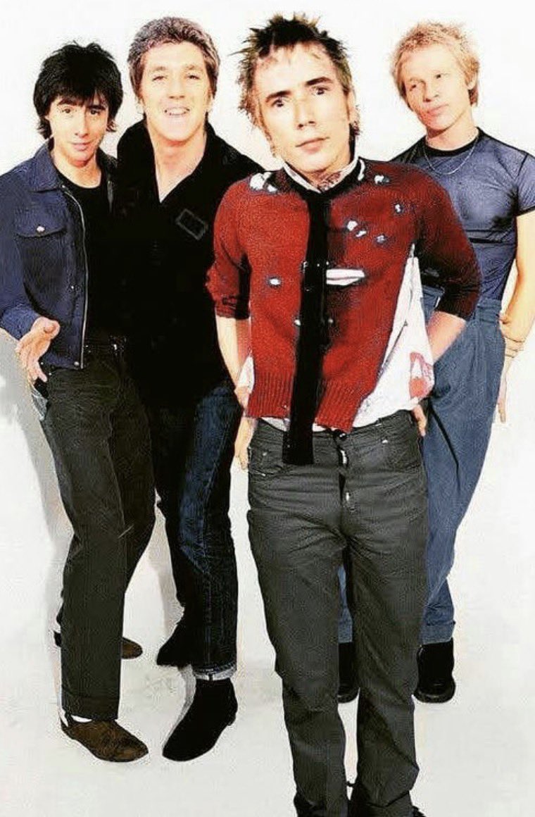 ジョニー☆ 元々モノクロの画像に色をつけたからだけど、ジョニーのセーターが「青