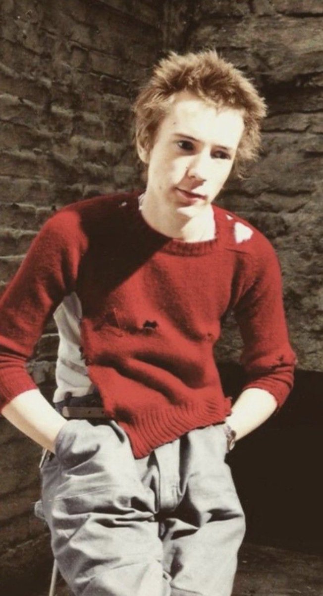 元々モノクロの画像に色をつけたからだけど、ジョニーのセーターが「青