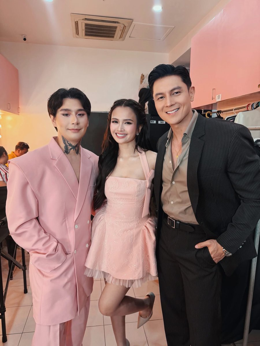realrhen's tweet photo. Para kay ate Yana 🪽 Para sa lahat ng nagmahal sa librong ‘to. Para sa lahat ng nag-manifest araw-araw para tayo ang piliin maging Aemie. 
Maraming salamat sa mainit na pagtanggap sa buong cast. #AemieBarbie143 now signing in 🩷 #MyHusbandIsAMafiaBoss #MHIAMB https://t.co/W6Qh95EYmv