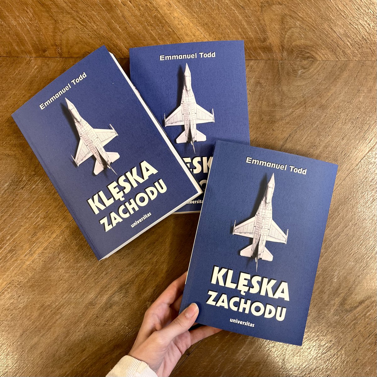 Dziesiąta i ostatnia niespodzianka tej wojny właśnie się urzeczywistnia. Jest nią klęska Zachodu. Stwierdzenie takie może dziwić, zważywszy, że wojna jeszcze się nie skończyła. Klęska jest jednak pewna, ponieważ Zachód bardziej niszczy sam siebie, niż jest atakowany przez Rosję”