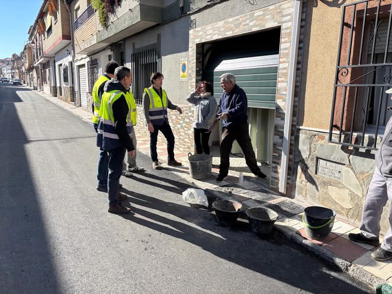 Visita a c/ San Fernando, donde se han ejecutado las obras de renovación de las redes de saneamiento y abastecimiento y el reasfaltado de la vía, dentro del plan de mejora del ciclo integral del agua en Churriana de la Vega.

#Gestion 
#SeguimosAvanzando