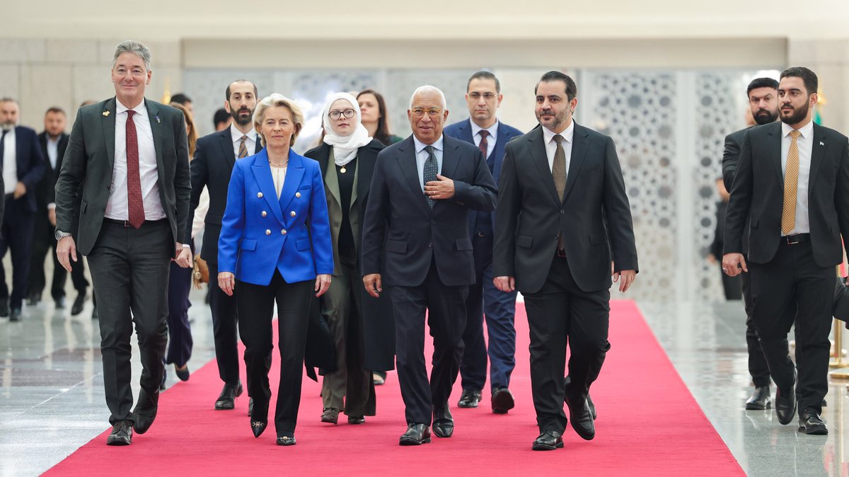 EUinSyria's tweet photo. « بعد عقودٍ من الخوف والصمت، بدأ السوريون رح��ةً طويلة نحو الأمل والتجدد.

وسيَبذل الاتحاد الأوروبي كل ما في وسعه لدعم تعافي سوريا وإعادة إعمارها » @vonderleyen 🇪🇺🤝🇸🇾 https://t.co/YHrDNNiTNx